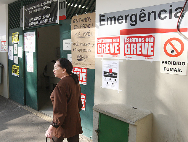 Cartazes alertam pacientes sobre greve no Hospital So Paulo
