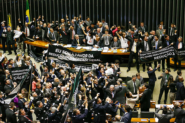 Deputados comemoram aprovao da reduo da maioridade penal em votao na Cmara