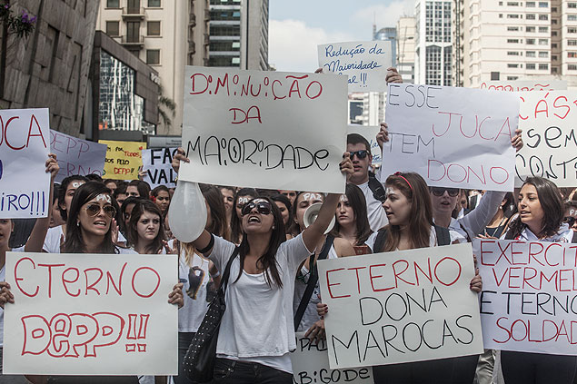 Amigos de Victor Hugo em passeata, em 2013, para pedir a punio do assassino do colega e cobrar a reduo da idade penal