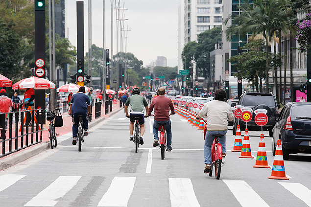 Ciclistas usam as quatro faixas da avenida Paulista destinadas s bicicletas neste domingo
