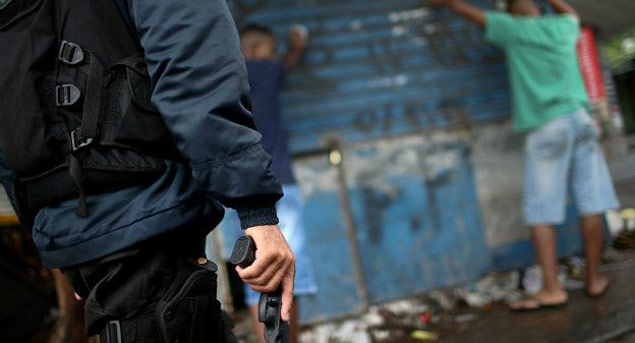 Policiais do Rio de Janeiro recebem denúncias possíveis crimes por meio de redes sociais 