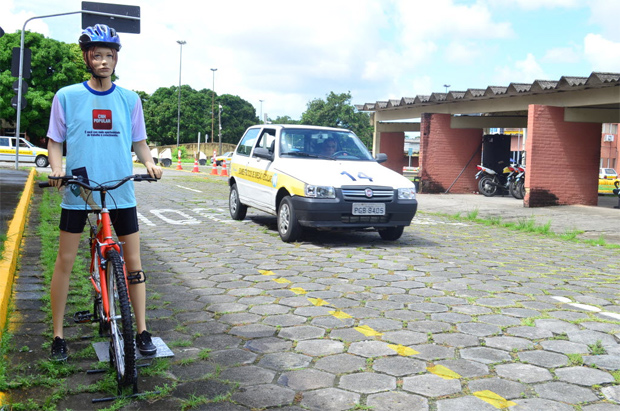 Boneco de ciclista no ptio onde  feita a prova prtica para tirar a habilitao, no Recife