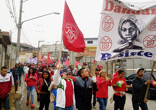 Membros do MTST fazem manifestao por moradia na zona leste de So Paulo 