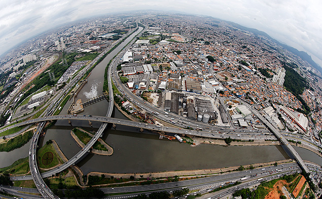 Ponto de ligao entre rios Tiet (acima e  dir.) e o Pinheiros ( esq.), em So Paulo, onde ser erguida estao de tratamento