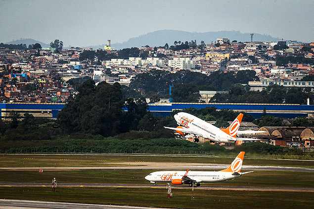 Aeronaves da Gol, que permite que passageiras grvidas remarquem passagens, no aeroporto de Guarulhos