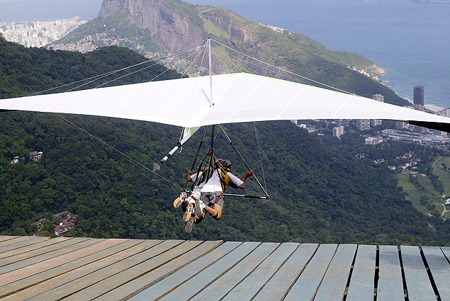 Decolagem de voo duplo em asa-delta saindo da rampa da Pedra Bonita, no Rio 