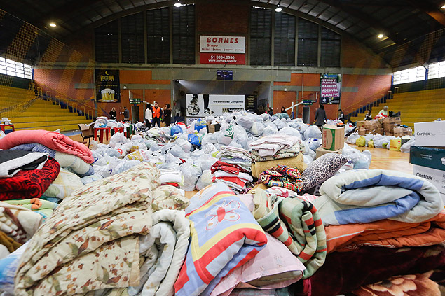 Cobertores doados para famlias atingidas pelas chuvas em Esteio (RS) so organizados por membros da Defesa Civil e da prefeitura