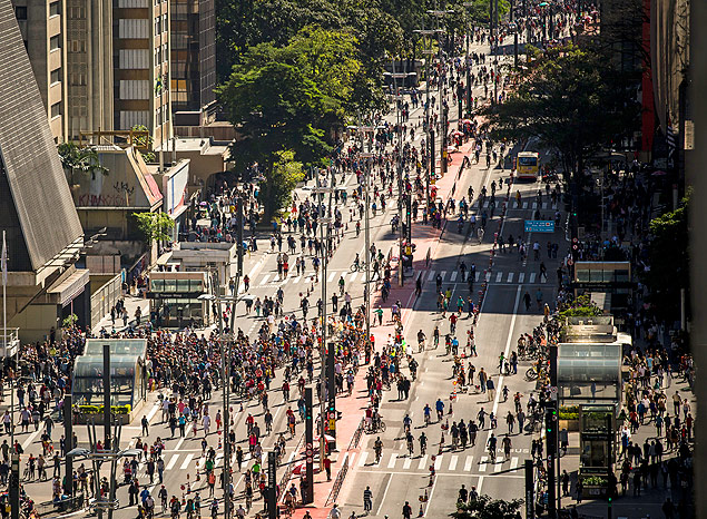 SAO PAULO - SP - BRASIL, 28-06-2015, 12h00: INAUGURACAO CICLOFAIXA AV PAULISTA. Movimentacao de ciclistas e pedestres durante a inauguracao da ciclofaixa da avenida Paulista. (Foto: Adriano Vizoni/Folhapress, COTIDIANO) ***EXCLUSIVO FSP***