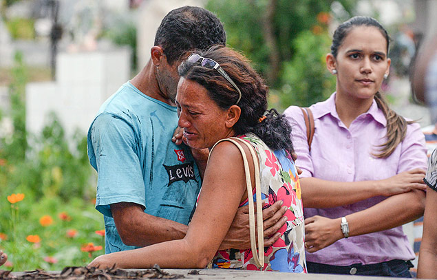 Me e padrasto de Gleison Vieira da Silva, 17, choram durante enterro do jovem, condenado pelo estupro coletivo em Castelo do Piau (PI) 