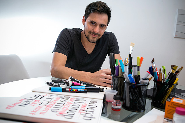 Alexandre Mieda, 36, com seus materiais de caligrafia