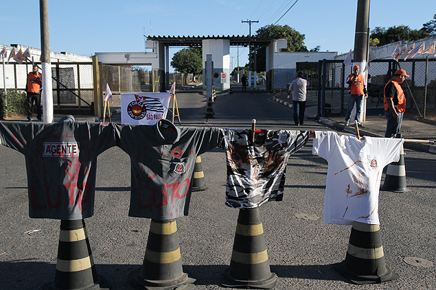 Barreira montada em frente ao Complexo Penitencirio Campinas-Hortolndia indicando greve dos agentes penitencirios