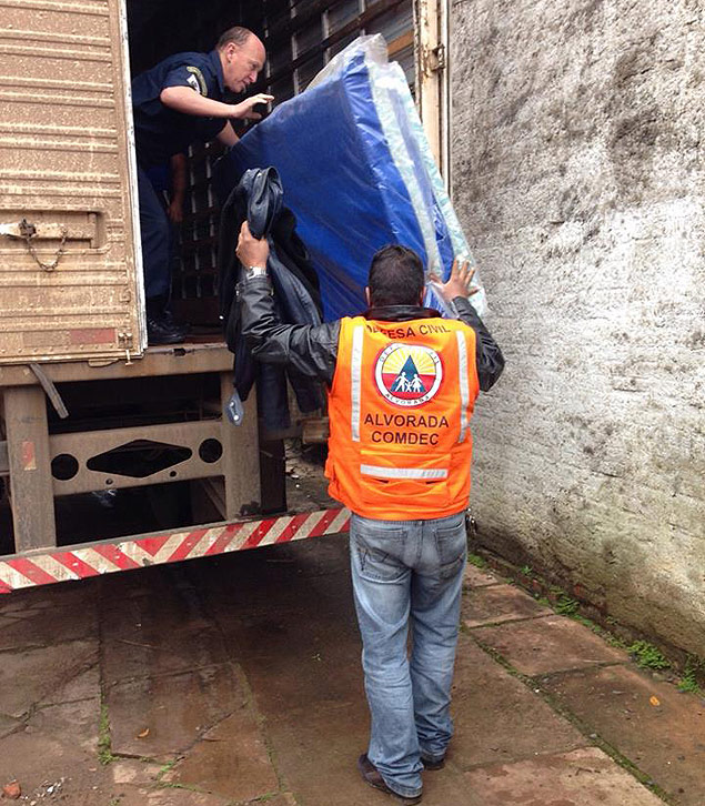 Defesa Civil está levando donativos para atingidos por chuvas em 64 municípios do Rio Grande do Sul