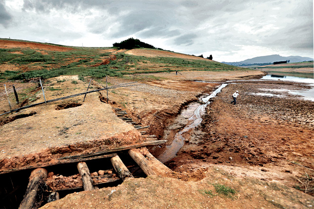 Imagens comparam a represa Jaguari-Jacare, em Piracaia, que integra o sistema Cantareira