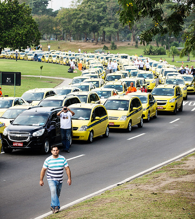Motoristas de táxi protestam contra Uber no Aterro do Flamengo