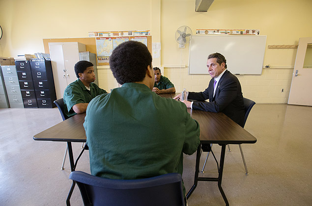 Andrew Cuomo, governador democrata de Nova York, em visita a uma unidade prisional