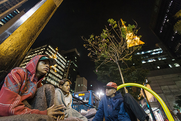 Grupo de jovens que vivem juntos em frente a lanchonete em calada da avenida Paulista