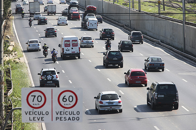 Movimentao na marginal Pinheiros, aps a reduo dos limites de velocidade nas pistas da via