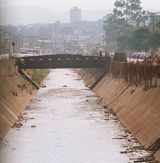 Foto do crrego Mandaqui, na zona norte de So Paulo, feita em 1996, durante obras feitas pela prefeitura