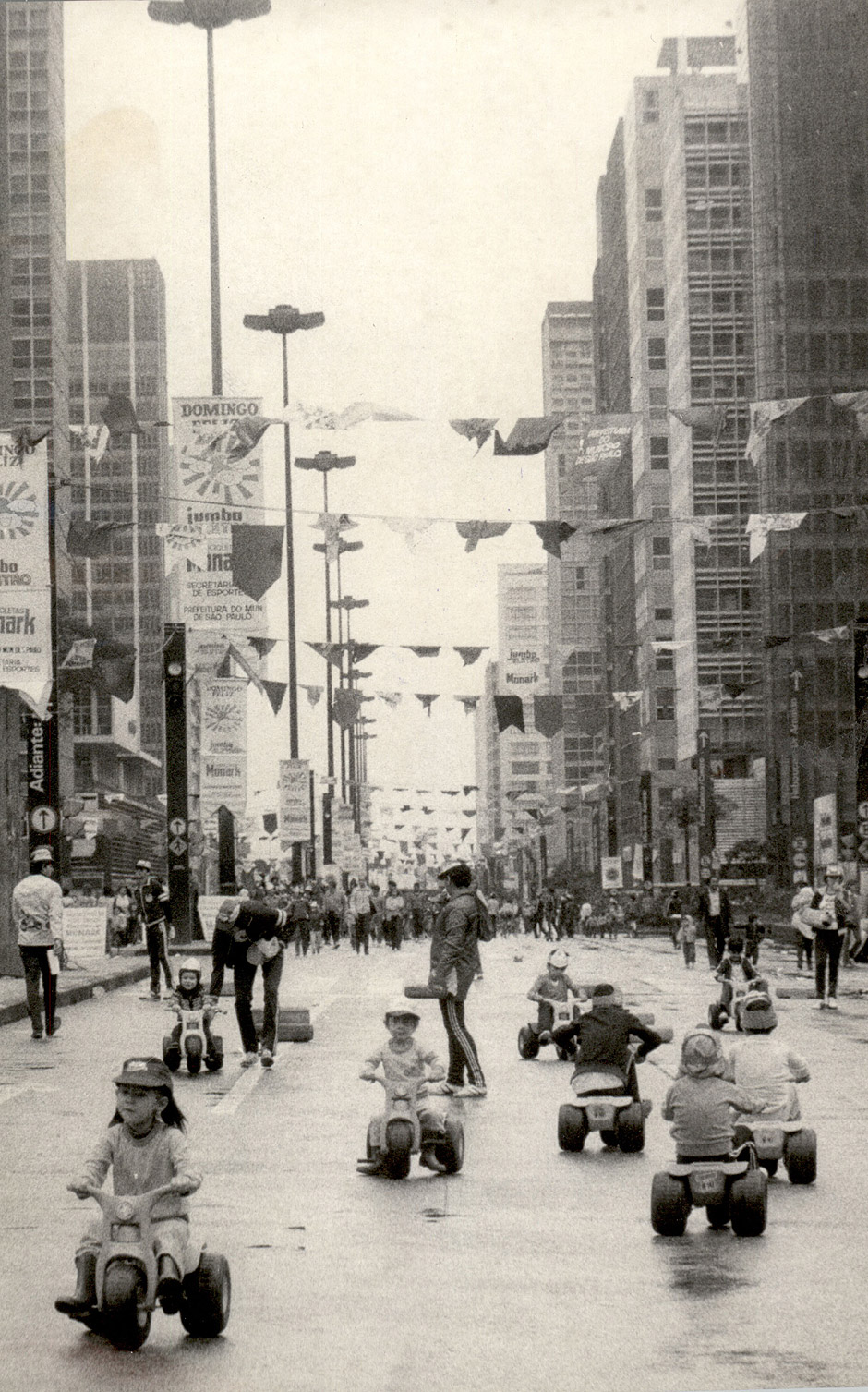 Avenida Paulista  bloqueada para festa do Dia das Crianas na dcada de 1980