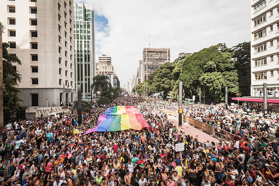 Parada Gay lota a avenida Paulista com o tema "Eu Nasci Assim, Cresci Assim"