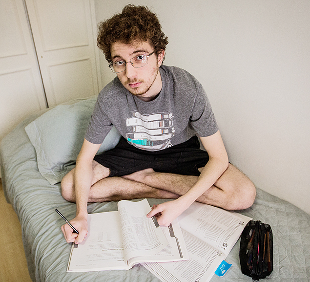 O estudante Lucas Barros, 17, estuda em sua casa em So Paulo