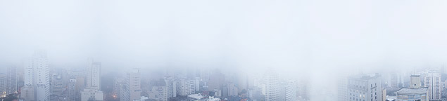 Panorama do horizonte da cidade de So Paulo antes e depois do nevoeiro