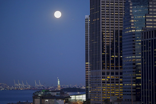 A Lua Azul acima da Esttua da Liberdade, em Nova York, nos EUA