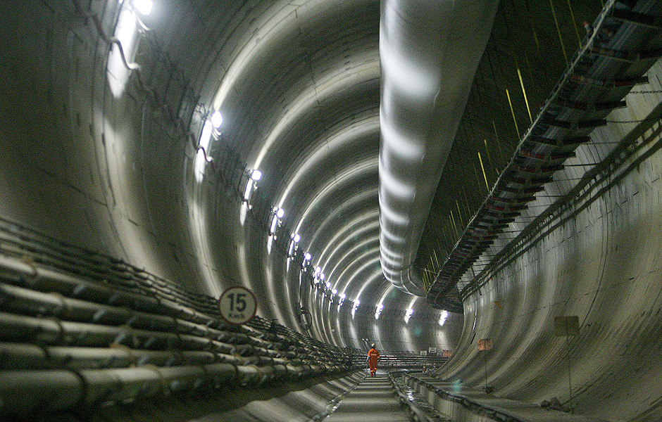 Funcionários trabalham nas obras da linha 4-amarela do metrô, em 2007 