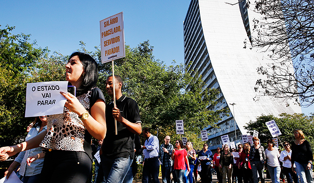 Servidores fazem protesto em Porto Alegre contra o parcelamento dos salrios