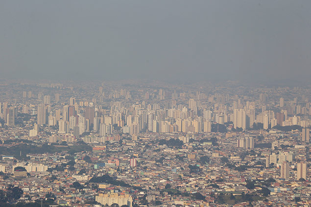 Vista do mirante do Jaragu, em So Paulo; cidade registrou 25% de umidade relativa do ar