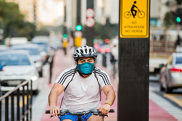 O ciclista Pedro Lannes usa mscara contra a poluio para pedalar na av. Paulista em So Paulo