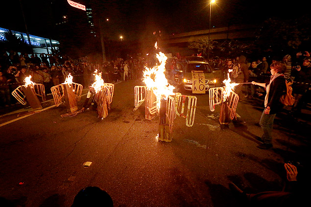 Integrantes do MPL, em manifestao em 2014 na Marginal Pinheiros, queimam catracas de nibus feitas de papelo