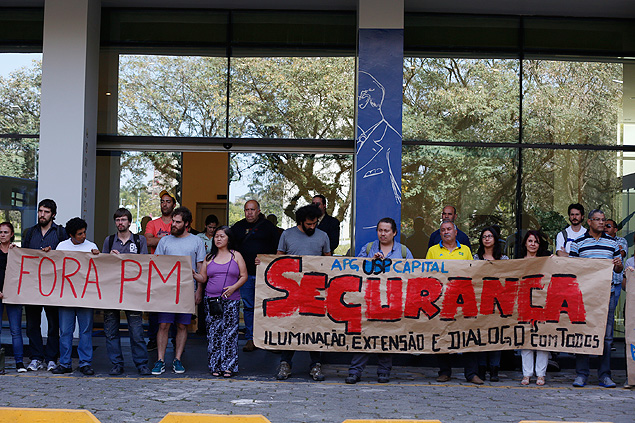 SAO PAULO,SP BRASIL-07-08- 2015 : Sindicato dos funcionrios da USP (Sintusp) faz protesto contra a nova proposta de segurana para o campus da universidade, com a participao de PMs em frente ao predio da reitoria da USP, no campus, zona sul de Sao Paulo. ( Foto: Joel Silva/ Folhapress ) *** *** ( ***EXCLUSIVO FOLHA***)