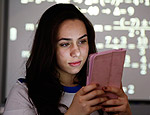 A estudante Ana Clara Santos, 17, usa aplicativo de celular no colégio Santo Agostinho, em SP Joel Silva/Folhapress