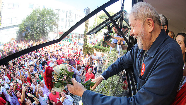 Lula distribui flores a militantes a partir da janela de seu instituto, em ato contra bomba