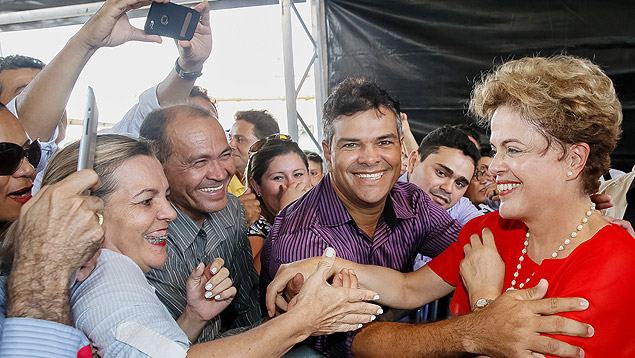 A presidente Dilma Rousseff cumprimenta a plateia em evento para celebrar a entrega de 747 moradias em Boa Vista