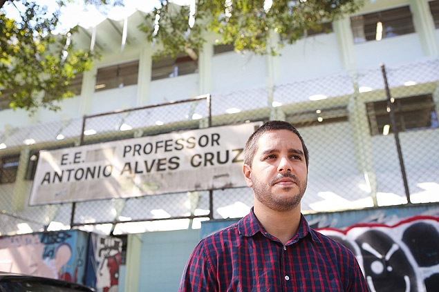 O produtor cultural Marcio Lozano em frente ao colégio que ajudou a salvar
