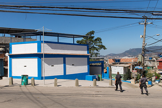 Buracos para apoiar fuzis na base da UPP de Nova Braslia, no Complexo do Alemo, zona norte do Rio; maioria das unidades so de metal e vidro