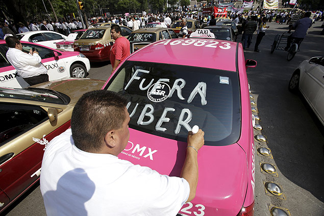 Taxista do Mxico pinta vidro de carro com frase de protesto contra o aplicativo Uber 