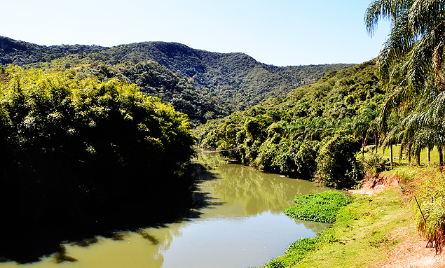 Vista do rio Camanducaia, em Amparo, no interior de So Paulo