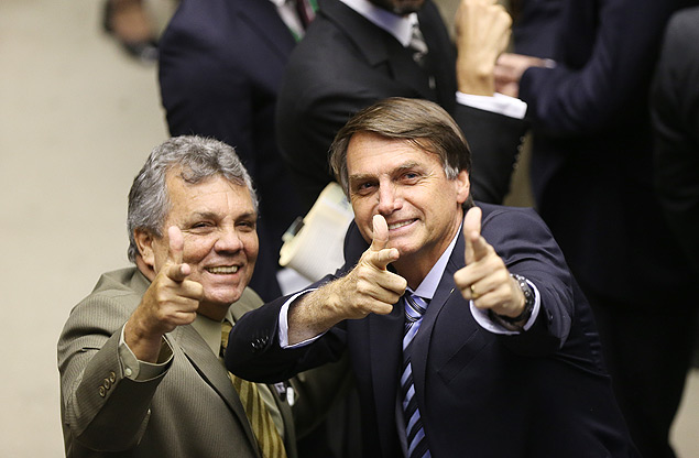 Os deputados Alberto Fraga (DEM) e Jair Bolsonaro (PP) na votação da redução da maioridade penal