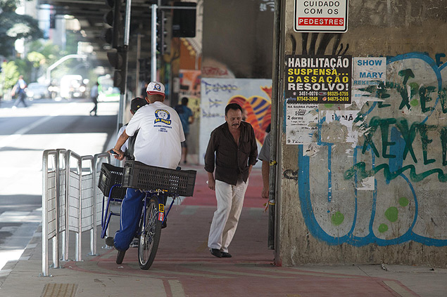 Ciclista e pedestre dividem passagem em ciclovia de SP