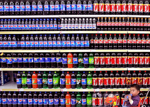 Prateleira de supermercado chinês com refrigerantes; instituto brasileiro defende taxação sobre o produto