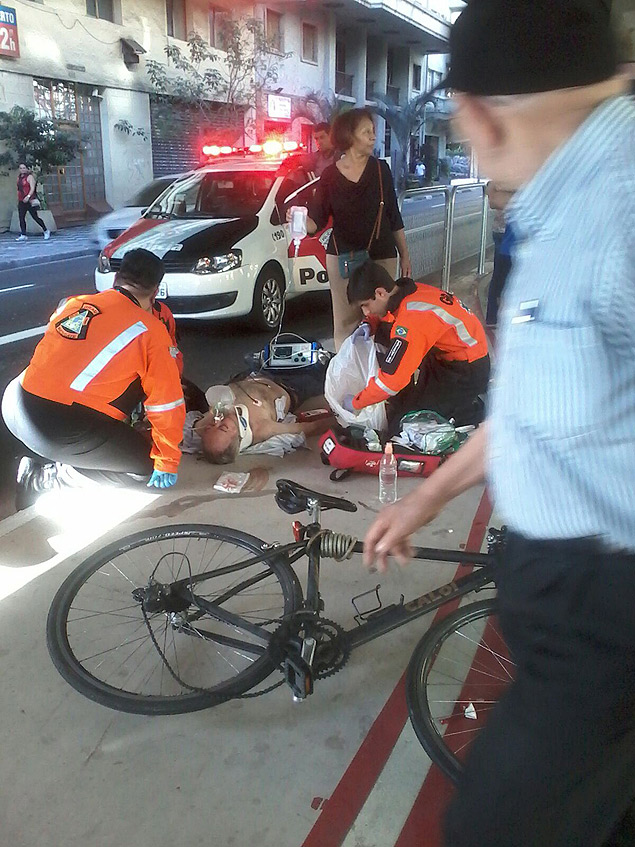 Momento do resgate de Florisvaldo Carvalho da Rocha, atropelado por um ciclista em So Paulo
