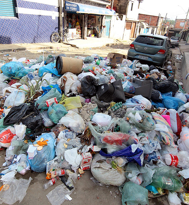 Rua de Guaruj, no litoral de SP, amanheceu repleta de lixo neste domingo (23)