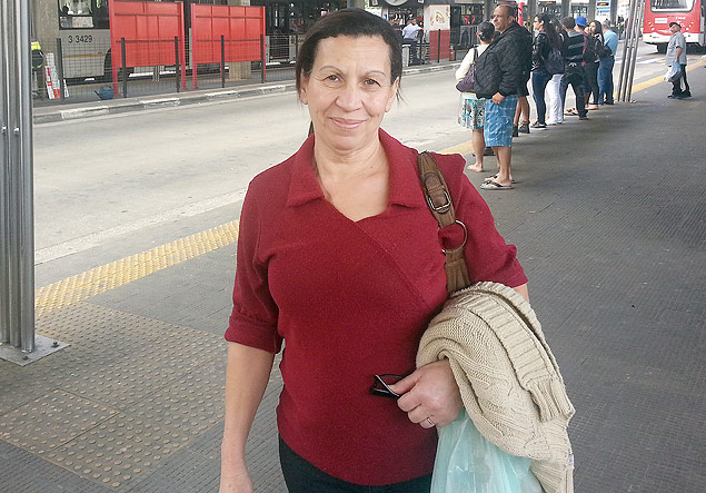 A empregada domstica Nelcina Souza, 55, que demora mais de uma hora para ir ao trabalho