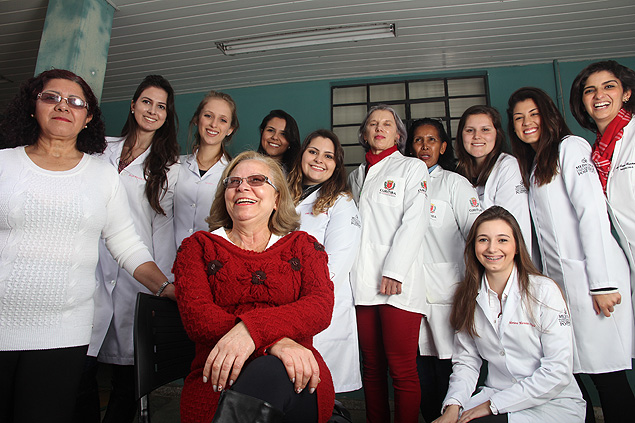 Depiladora Elania de Oliveira Souza (centro), rodeada de participantes do projeto no PR