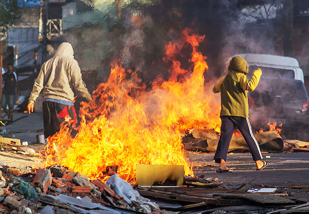 Manifestantes colocam fogo em barracos e em madeiras durante ordem de reintegrao de posse na zona sul de So Paulo na manh desta segunda-feira (31)
