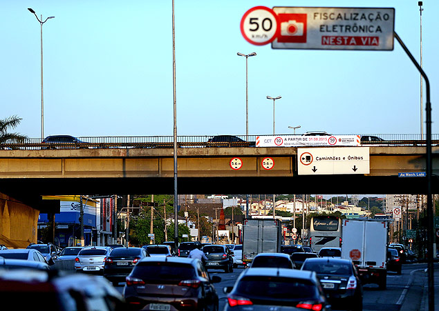Soi Paulo - SP - Brasil - 31/08/2015 : REDUO DE VELOCIDADE; Movimentao de carro e placas indicando a reduo de velocidade para 50km/h na avenida Bandeirantes. ( Foto Ernesto Rodrigues/Folhapres.COTIDIANO). cod.0628.