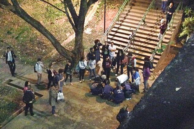 Equipe socorre estudante baleado no campus da USP na noite de tera-feira (1)